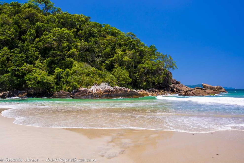 Imagem das pedras no canto da Praia do Puruba.